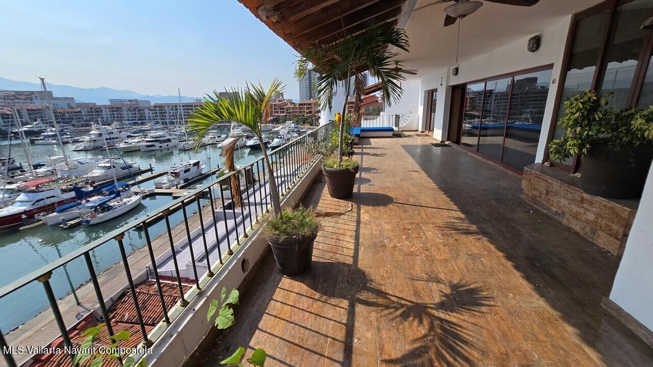 Penthouse Royal Pacific 11